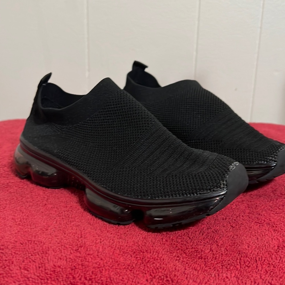 Coggins Youth Slip on sneakers sz 3 1/2